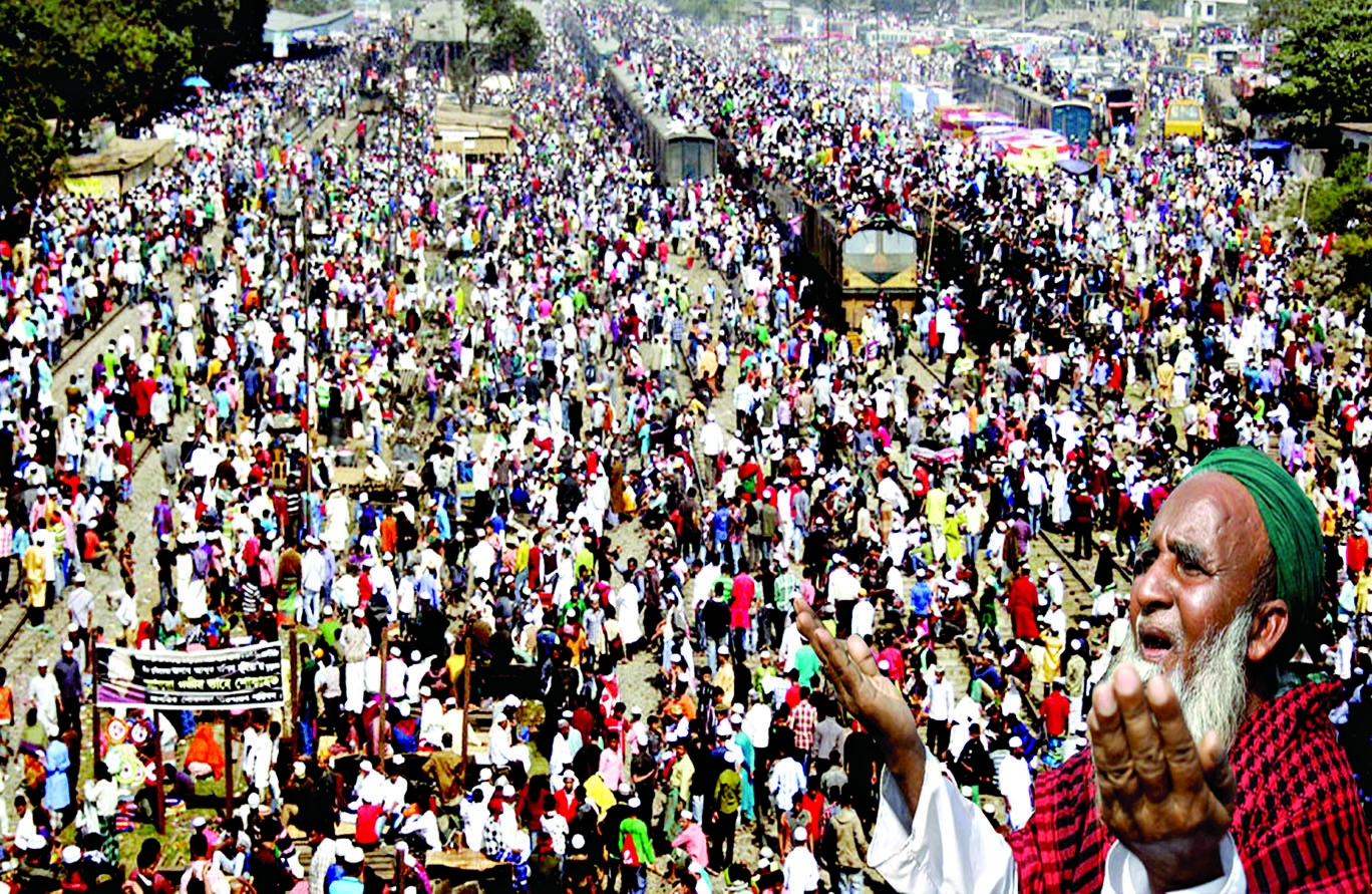 Thousands of devotees seeking divine blessings of Allah during Akheri Munajat on Sunday.