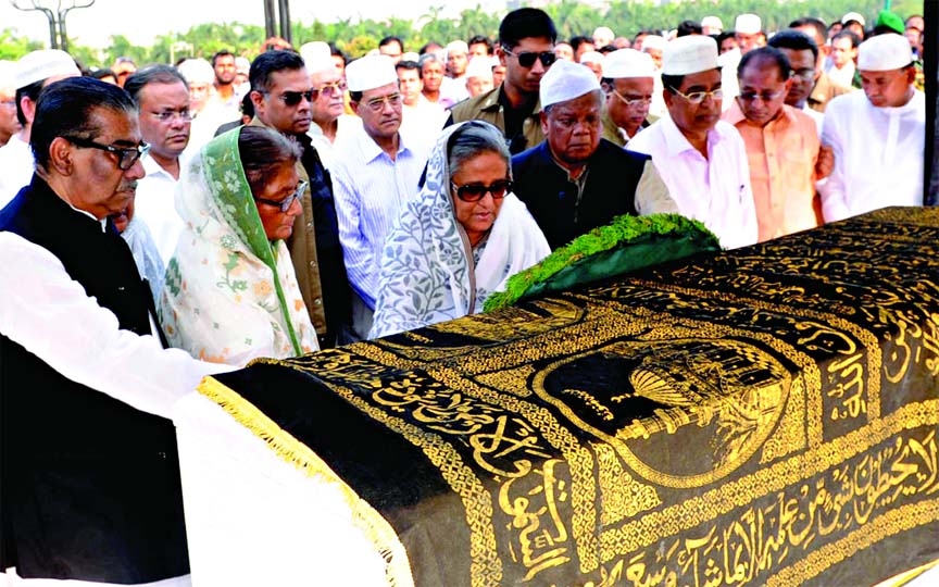 Prime Minister Sheikh Hasina paying last tributes to Shawkat Hossain Hiron MP placing wreath on his coffin at South Plaza of Jatiya Sangsad alongwith other MPs and party leaders on Wednesday.