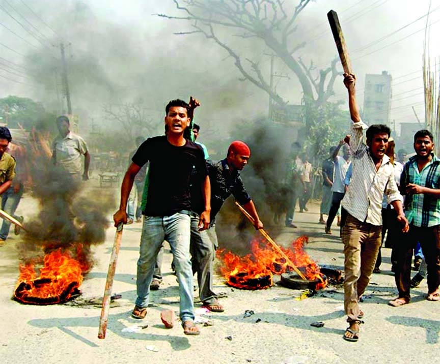 Battery driven auto-rickshaw owners and drivers blocked the road at Narayanganj, vandalise vehicles, set fire on tyres on the street in protest against move to ban those vehicles on Thursday.