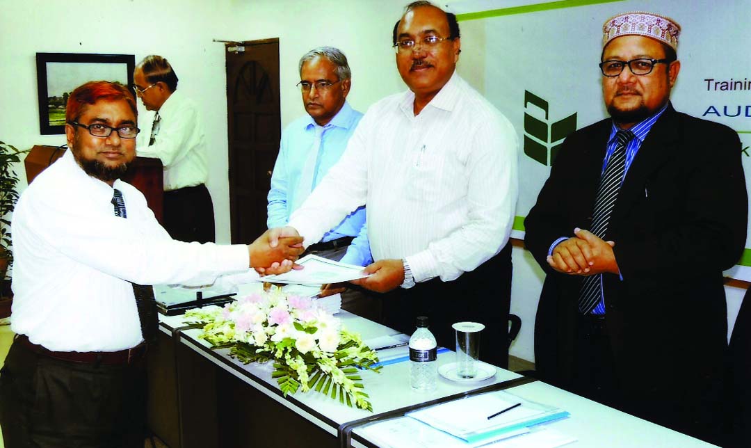 AKM Shafiqur Rahman, Managing Director and CEO of National Bank Limited, distributing certificates among the participants of a 6-day long training course on 'Inspection and Audit of Bank' in the city recently.