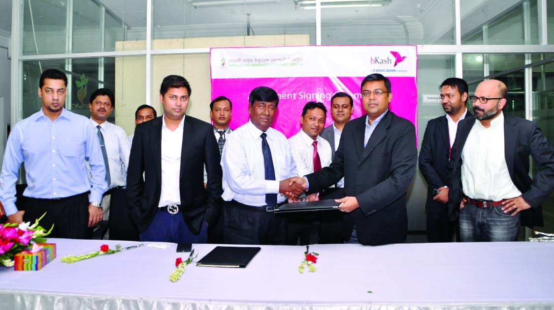Ajit Chandra Aich, Managing Director of Sonali Life Insurance Company Limited and Rezaul Hossain, Chief Commercial Officer of bKash signed a deal at Sonali Life head office on Monday. Under the deal the policyholders of Sonali Life Insurance will deposit