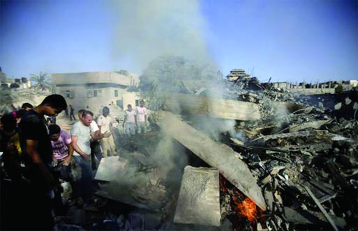 People gather as a Palestinian man reacts next to the rubble of his house, which was destroyed in an Israeli air strike, in Rafah in the southern Gaza Strip August 20, 2014. Interner photo