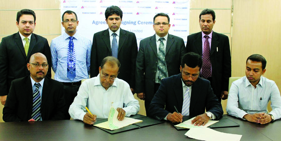 Mohammad Mamdudur Rashid, Deputy Managing Director of BRAC Bank Limited and AA Moniruzzaman, Managing Director of Mika Securities, sign an agreement of â€˜Probashi Biniyog Serviceâ€™ to introduce foreign investors to the bank recently.