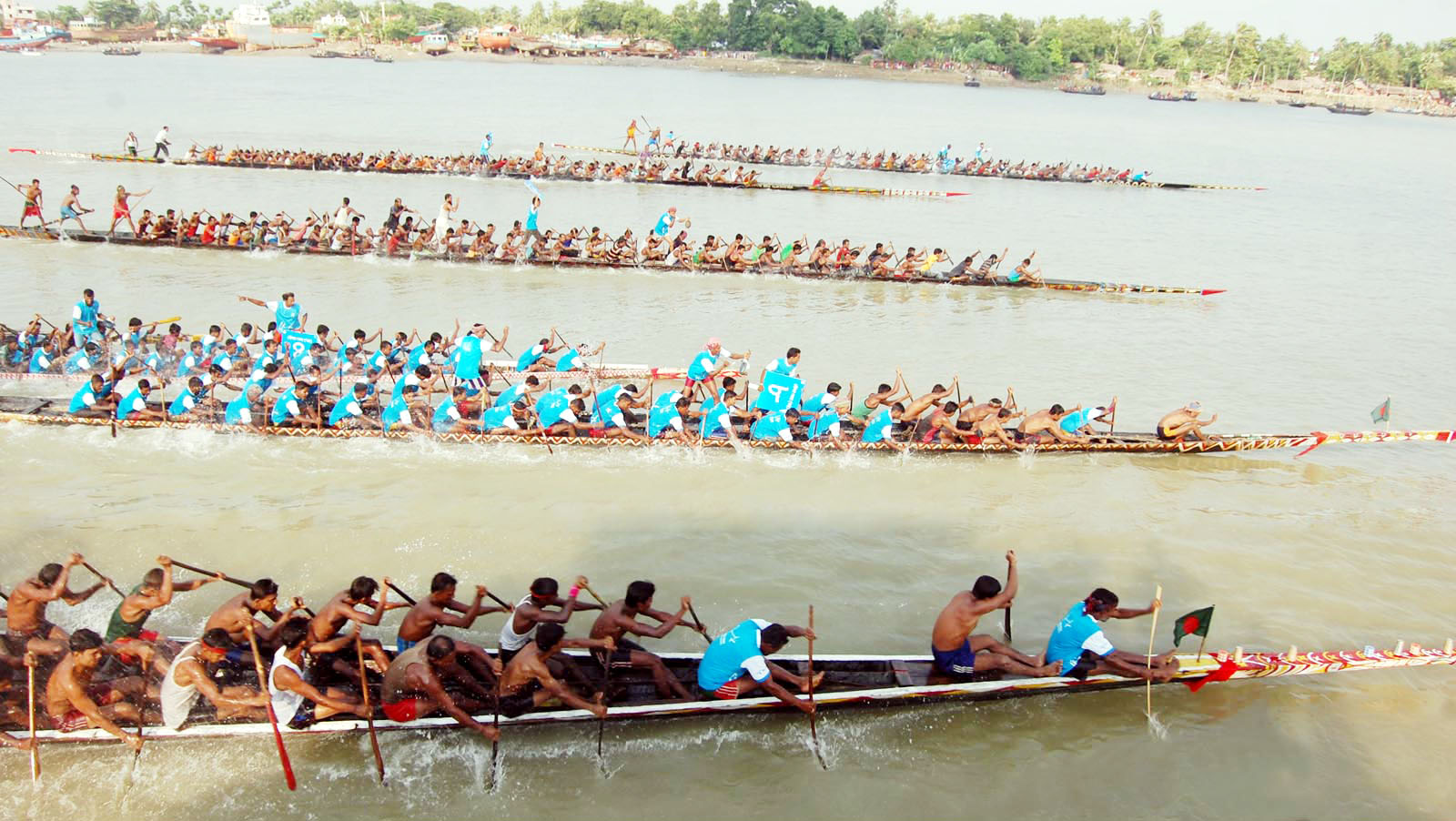 A tradition boat race was held on Saturday at Rupsha River near Khulna city. Grameenphone sponsored the event. Mizanur Rahman Mizan, MP, Moniruzzaman Moni, Mayor Khulna City Corporation, Anis Mahmud, DC, Khulna and other senior government officials were p