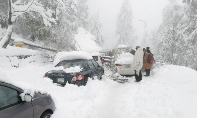 The stormy snowfall caused death of 21 people in Pakistan.