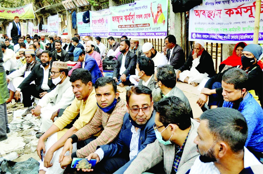 Teachers and employees stage sit-in programme in front of the Jatiya ...