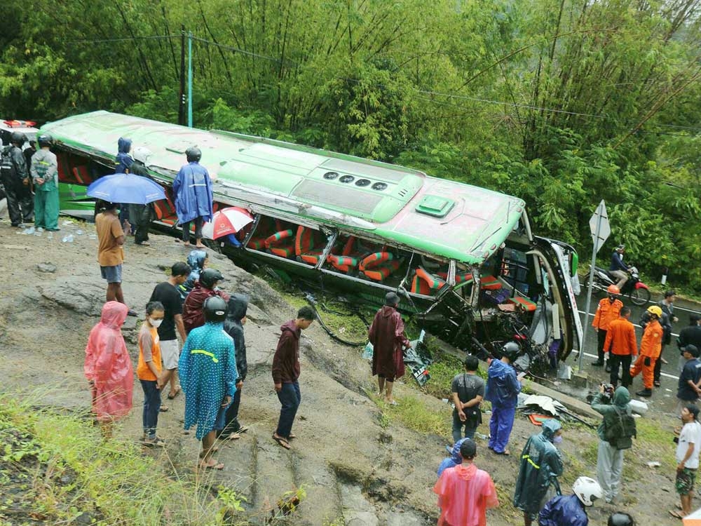 Rescued bus passengers are in deep aggravation since their 13 co-passengers met a tragic death in a road crash in Indonesia. Agency photo