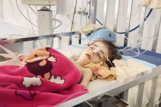 Hospital staff fear for the safety of children who cannot be moved from the intensive care unit if there is shelling