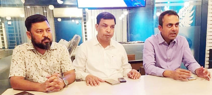 Juba League leader Saiful Islam exchanging views at a restaurant in the metropolis on Wednesday evening.