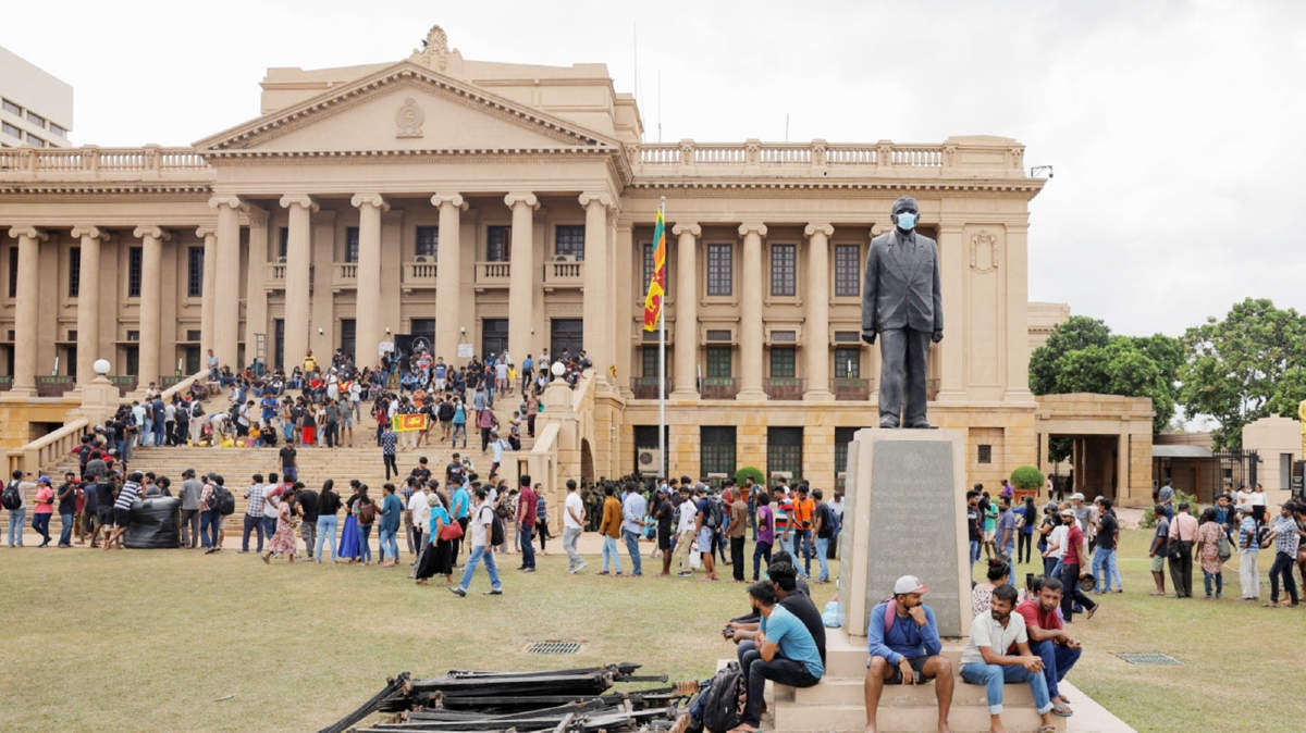 Demonstrators wait in line after entering the Presidential Secretariat premises, after President Gotabaya Rajapaksa fled, amid the country & #039;s economic crisis, in Colombo, Sri Lanka July 10, 2022. File Photo Agency photo