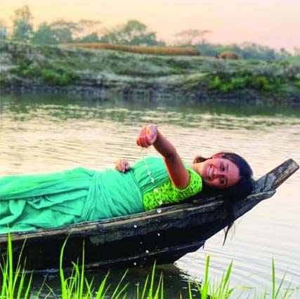 Jannatul Ferdous Oishee in a scene from movie 'Adom'
