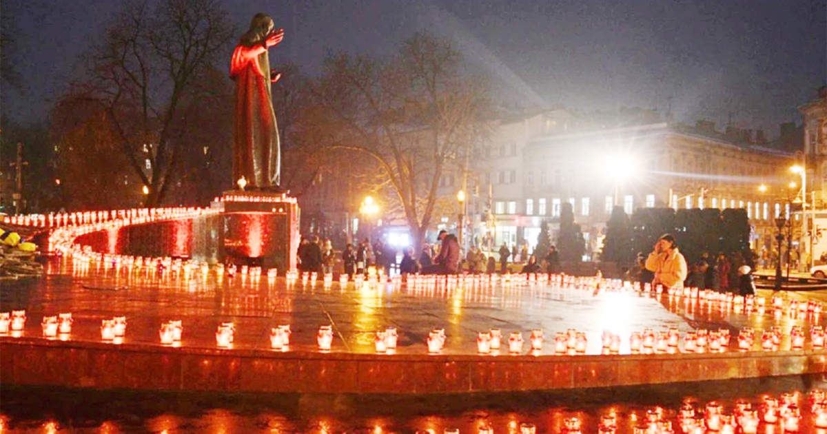 Local residents light candles to commemorate the victims of the 1932-33 Holodomor, Ukrainian for "death by starvation," in Lviv on Saturday amid the Russian invasion of Ukraine. Agency photo