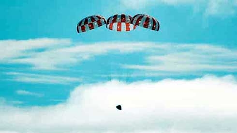 Orion capsule returns to Earth after moon mission. Agency photo