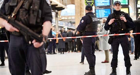 French police stand guard in a cordonned off area at Paris' Gare du Nord railway station, after several people were lightly wounded by a man wielding a knife on Wednesday. Agency photo