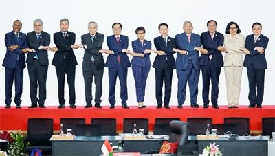 Asean foreign ministers pose for group photos during the 32nd Asean Coordinating Council (ACC) meeting at the Asean Secretariat in Jakarta on Friday.