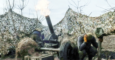 File photo: Ukrainian service members fire a mortar towards Russian troops outside the frontline town of Bakhmut, amid Russia's attack on Ukraine, in Donetsk region, Ukraine March 6, 2023.