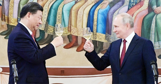 Russian President Vladimir Putin and Chinese President Xi Jinping attend a reception at the Kremlin in Moscow, Russia on Tuesday.