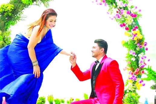 Apu Biswas and Joy Chowdhury in a scene from movie ‘Prem Pritir Bondhon’