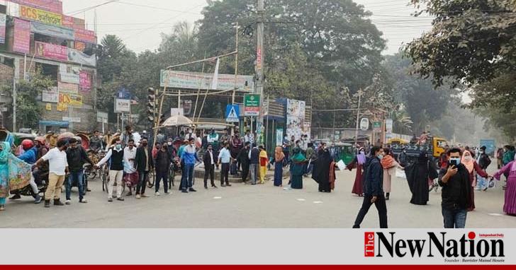 Exams scrapped, students block busy Dhaka crossing